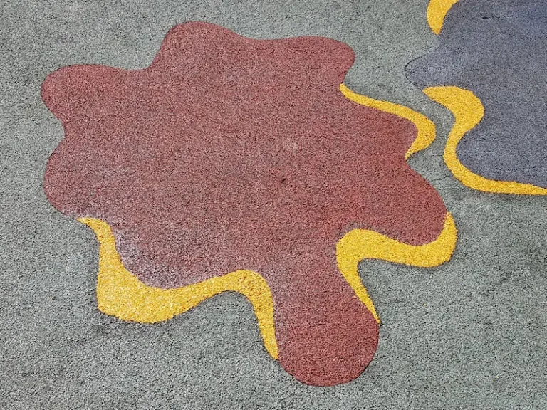 EPDM Wetpour Puddle Design in red rubber crumb