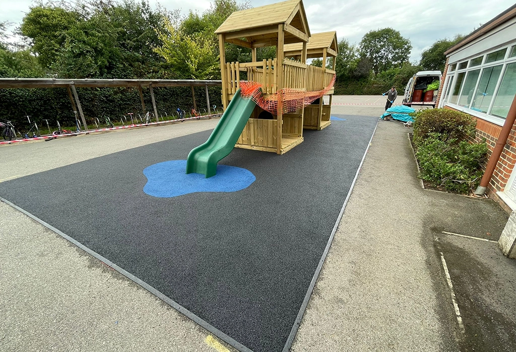 Water themed EPDM Rubber Wear Pad on Wetpour surface