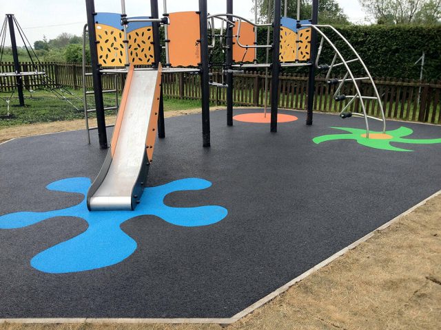 RubbaSmart WetPour playground surfacing with colourful splash markings of EPDM wear pads