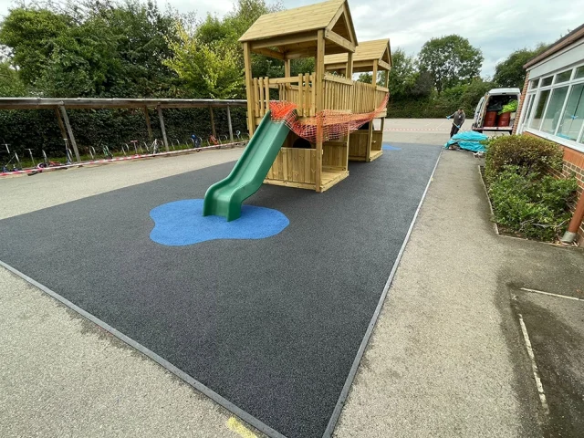 Water themed EPDM Rubber Wear Pad on Wetpour surface